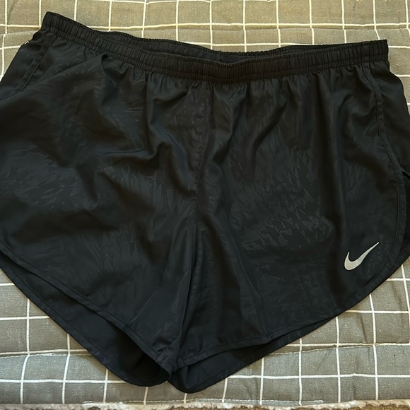 Nike Dri Fit Black Patterned Running Shorts - Picture 1 of 3